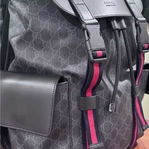 Authentic Gucci GG Supreme 
Beautiful bag rarely used!